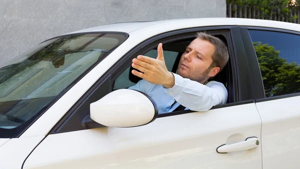 Empresário em seu carro fazendo um gesto — Fotografia de Stock