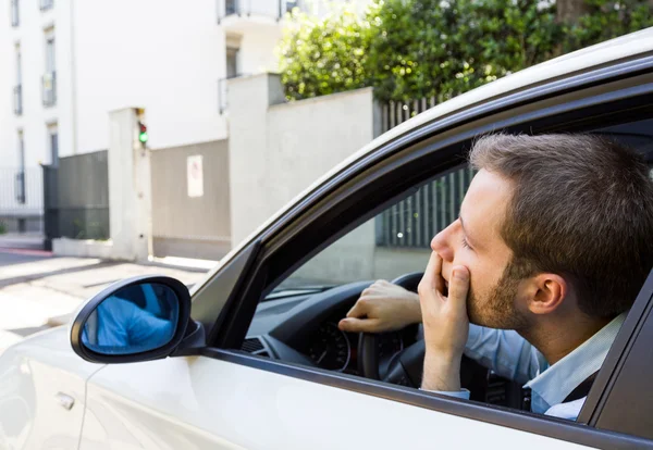 Ongelukkig bestuurder in zijn auto — Stockfoto