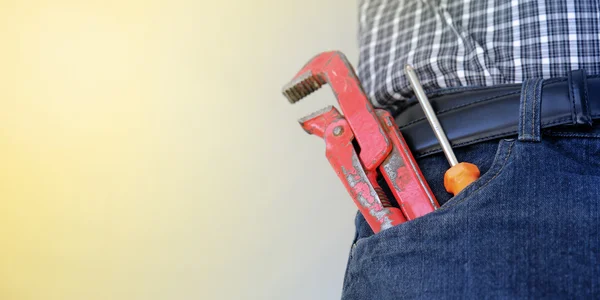 Reparador trabalhando na casa — Fotografia de Stock