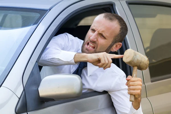 Motorista agressivo em seu carro — Fotografia de Stock