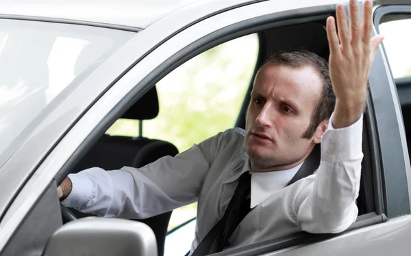 Zakenman in zijn auto een gebaar maken — Stockfoto