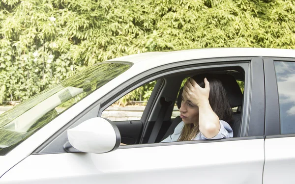 Empresária entediada em seu carro — Fotografia de Stock