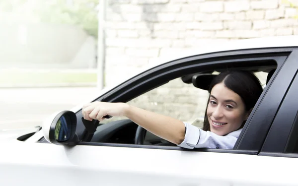 Счастливая деловая женщина в его машине — стоковое фото