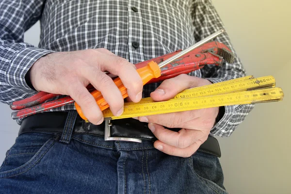 Reparador trabajando en la casa — Foto de Stock