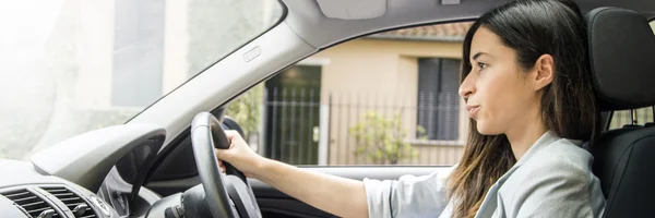 Ernstige zakenvrouw in zijn auto — Stockfoto