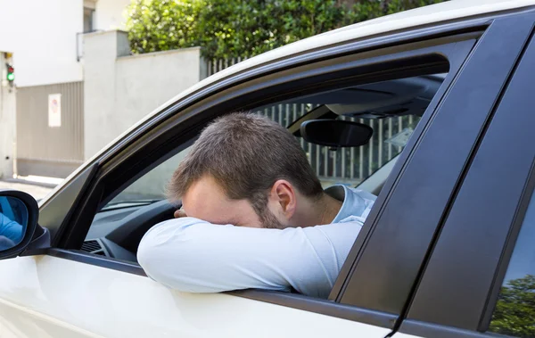 Ongelukkig bestuurder in zijn auto — Stockfoto