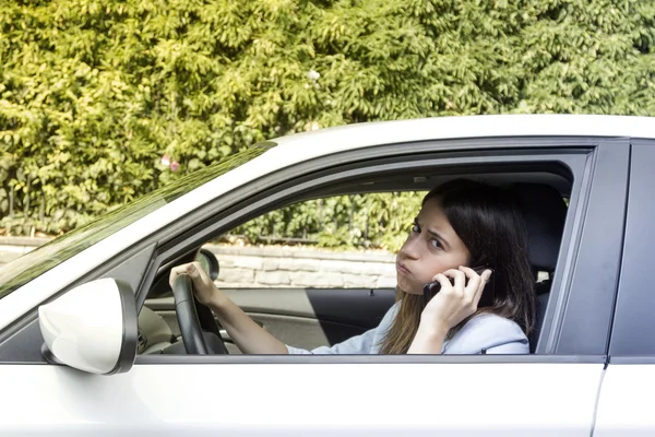 अपनी कार में दुखी महिला एक फोन कॉल बनाने — स्टॉक फ़ोटो, इमेज