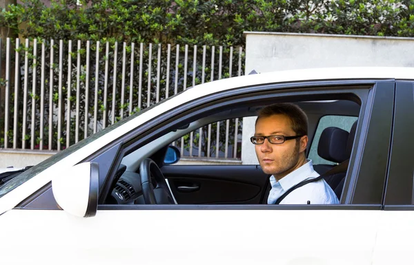 Gelukkig zakenman in zijn auto — Stockfoto