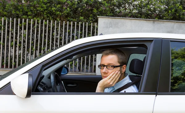 Счастливый бизнесмен в своей машине — стоковое фото