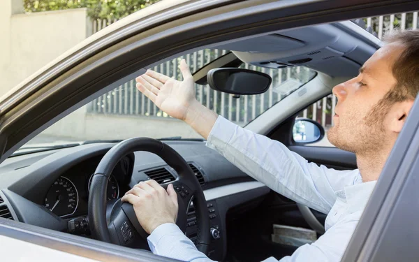 Zakenman in zijn auto een gebaar maken — Stockfoto