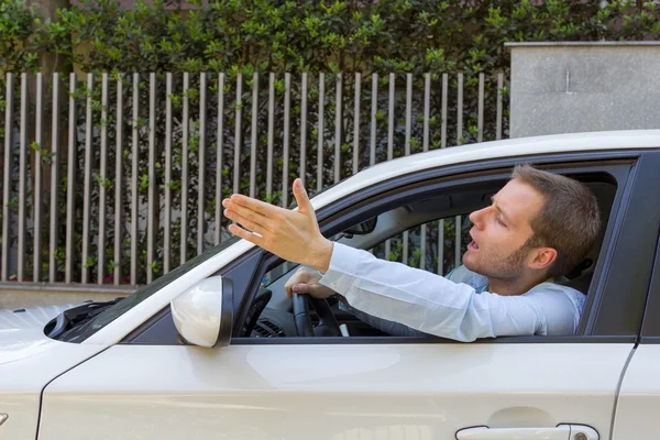 Homem de negócios irritado em seu carro — Fotografia de Stock