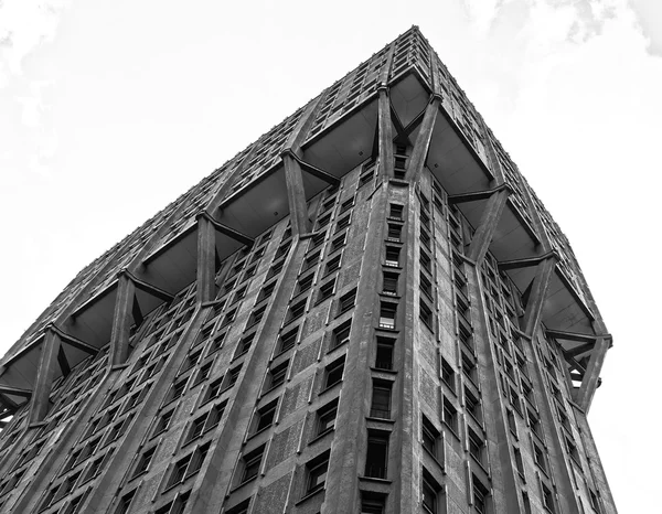 Torre Velasca em Milão, arquitetura brutalista — Fotografia de Stock