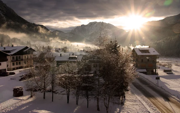 Idyllisches Bergdorf in den italienischen Alpen — Stockfoto