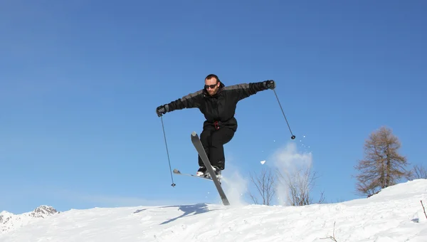 Esquiador masculino divirtiéndose en la nieve —  Fotos de Stock