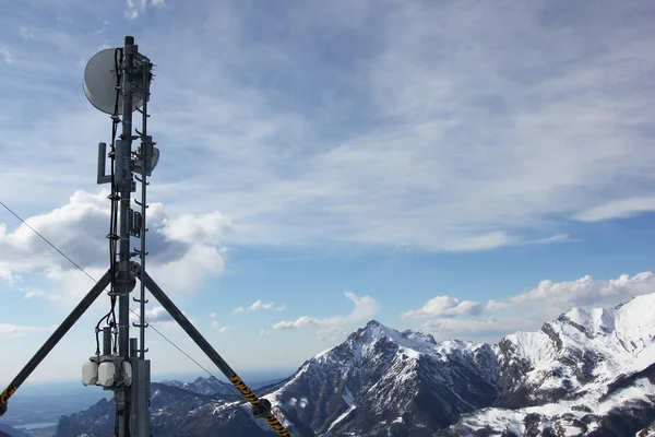 Телекоммуникационная антенна в горах — стоковое фото