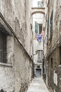 İtalya tipik eski dar sokak