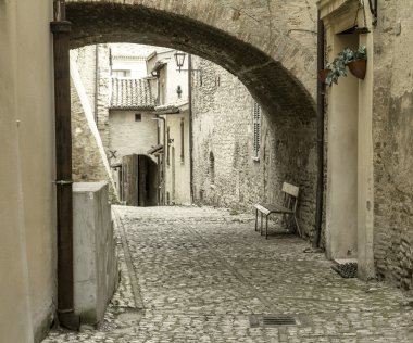 İtalya tipik eski dar sokak