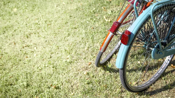 Старый винтажный велосипед — стоковое фото