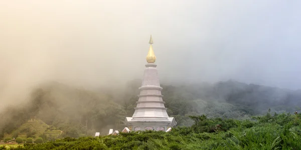 Obelisco na Tailândia floresta tropical — Fotografia de Stock