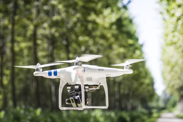 Quadcopter drone volando —  Fotos de Stock