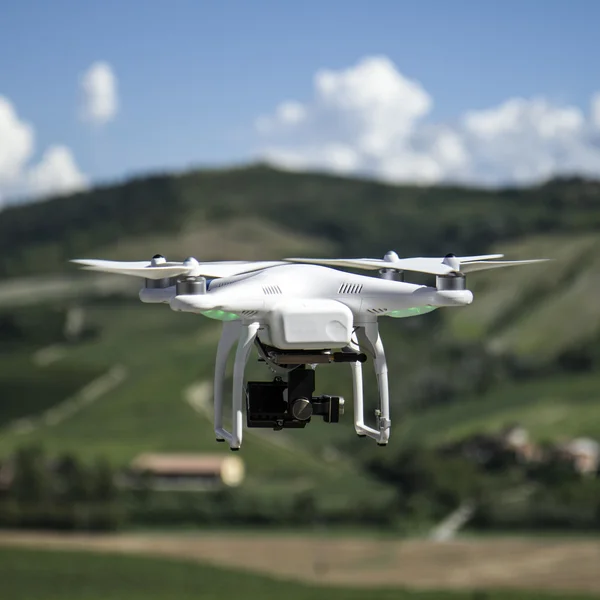 Quadcopter drone volando — Foto de Stock