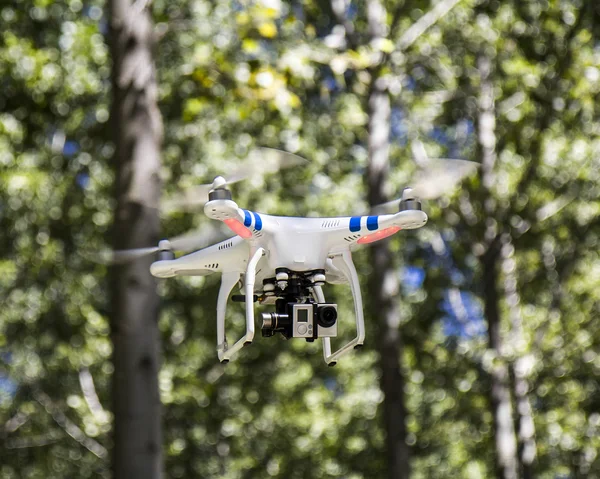 Quadcopter drone vliegen — Stockfoto