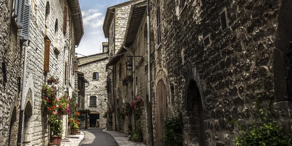 Rua estreita velha típica em Itália — Fotografia de Stock