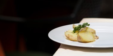 Patates bir plaka üzerinde