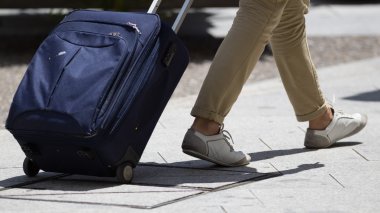 Şehri ziyaret eden turistler