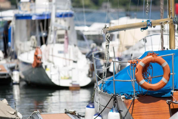 Velero en el lago —  Fotos de Stock