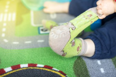 Sevimli ve mutlu bebek oyuncaklarıyla oynuyor.