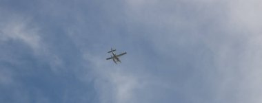 Mavi gökyüzünde uçan deniz uçağı