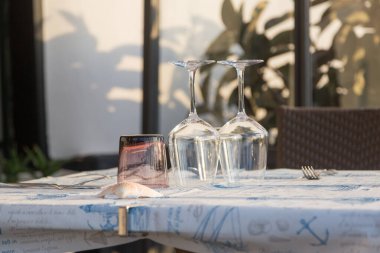 İtalyan caddesinde şık bir restoran.