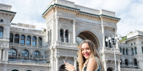 Söt Och Glad Blond Tonåring Utomhus Med Sin Mobiltelefon Bild — Stockfoto