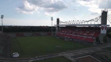 Güneşli bir günde şehir futbol stadyumunun hava manzarası, Monza, İtalya