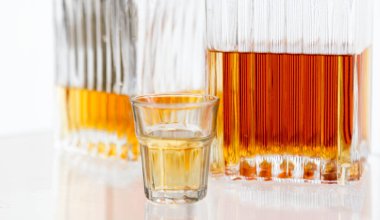Alkolik ruhlar ve içki konsepti, kopyalama alanı ile