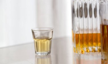Alkolik ruhlar ve içki konsepti, kopyalama alanı ile