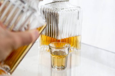 Alkolik ruhlar ve içki konsepti, kopyalama alanı ile