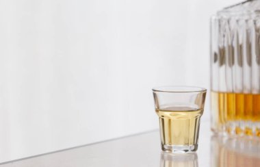 Alkolik ruhlar ve içki konsepti, kopyalama alanı ile