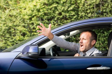 Gergin ve sinirli sürücü, ulaşım ve yaşam tarzı kavramları