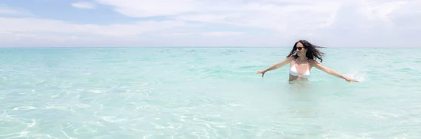 Красива Жінка Відпочиває Тропічному Пляжі Горизонтальний Розмір Банера Копіювання Простору — стокове фото
