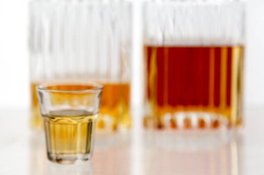 Alkolik ruhlar ve içki konsepti, kopyalama alanı ile