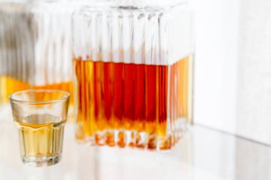 Alkolik ruhlar ve içki konsepti, kopyalama alanı ile