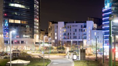 Geceleri Milan, İtalya. Yeni finans bölgesi manzarası.