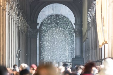 Şehirde Noel süslemesi; Fotoğraf Milano, İtalya 'da çekildi