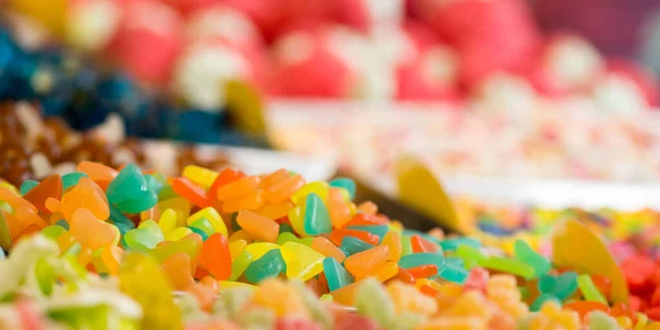 通りの市場で活気と多色の混合菓子 — ストック写真