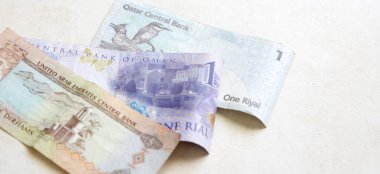 BAE, Umman ve Katar banknotları, beyaz üzerinde izole