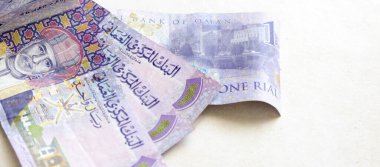 Umman Riyal banknotları, beyazlara izole edilmiş.