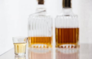 Alkolik ruhlar ve içki konsepti, kopyalama alanı ile