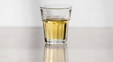 Alkolik ruhlar ve içki konsepti, kopyalama alanı ile